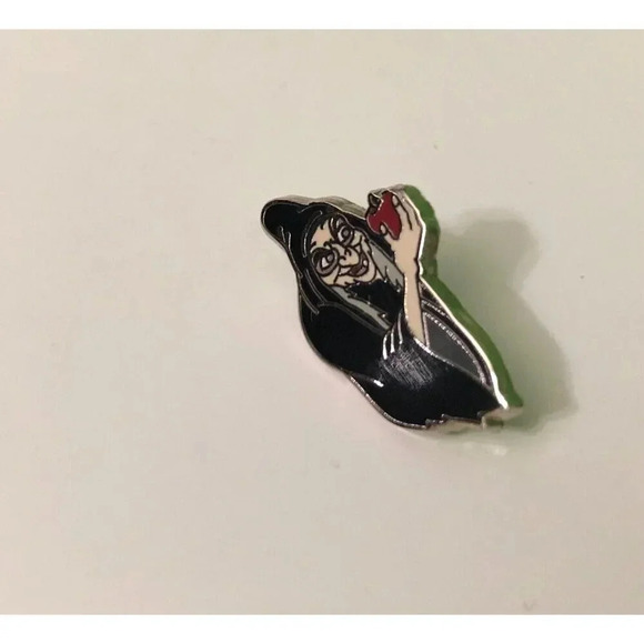 2006 Disney Snow White Old Hag Pin Evil  Queen Apple - Picture 9 of 12